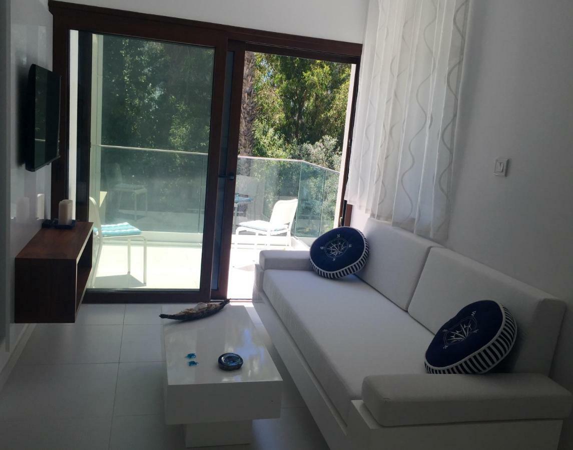 Modern Seaview Beach Studio Лимасол Екстериор снимка